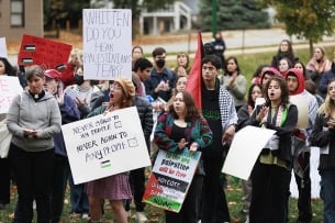 A photograph of pro-Palestinian protesters.